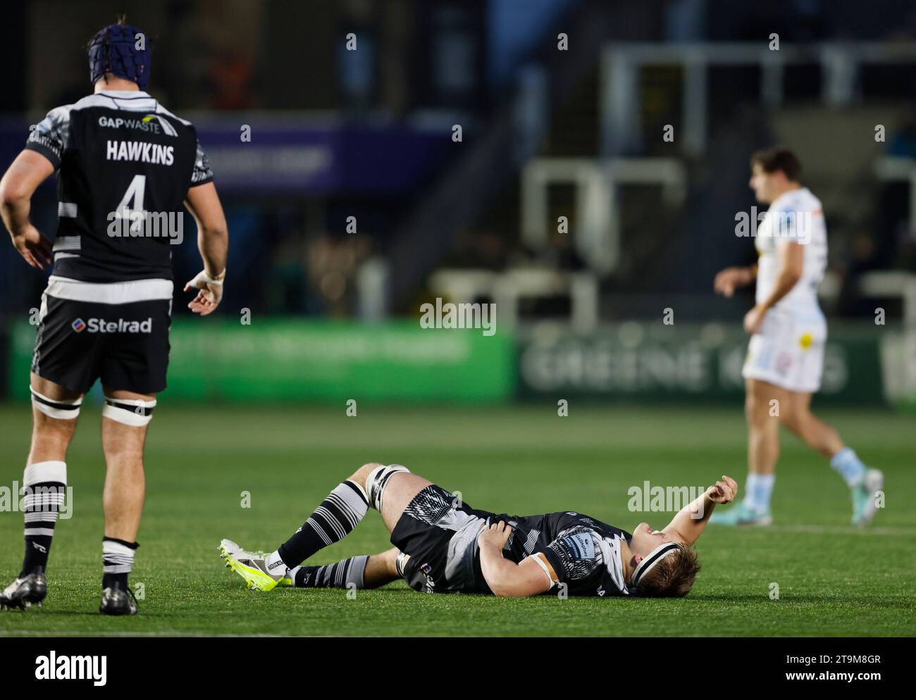 Guy Pepper dei Newcastle Falcons rimane ferito durante la partita Gallagher Premiership al Kingston Park Stadium, Newcastle upon Tyne. Data foto: Domenica 26 novembre 2023. Foto Stock