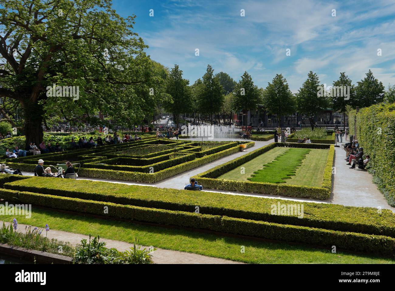 Giardini formali di fronte al Rijksmuseum, Amsterdam, Paesi Bassi Foto Stock