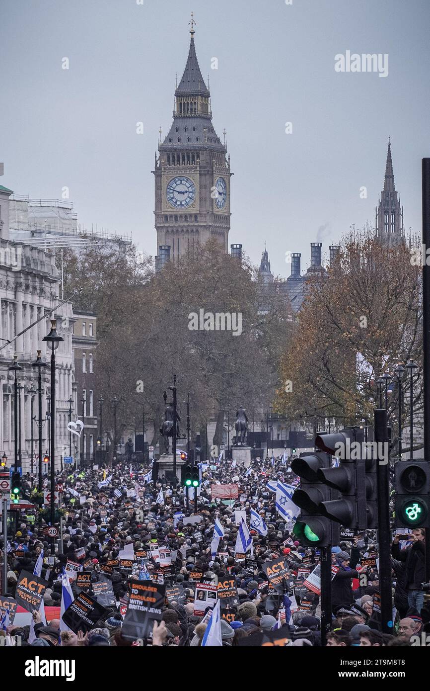 Londra, Regno Unito. 26 novembre 2023. Marcia contro l'antisemitismo. Migliaia di ebrei britannici e sostenitori partecipano a una marcia di protesta di massa che inizia fuori dalle Royal Courts of Justice verso Whitehall. Crediti: Guy Corbishley/Alamy Live News Foto Stock