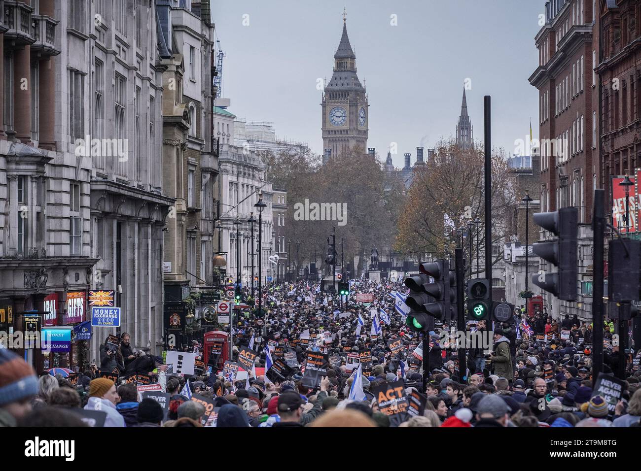Londra, Regno Unito. 26 novembre 2023. Marcia contro l'antisemitismo. Migliaia di ebrei britannici e sostenitori partecipano a una marcia di protesta di massa che inizia fuori dalle Royal Courts of Justice verso Whitehall. Crediti: Guy Corbishley/Alamy Live News Foto Stock