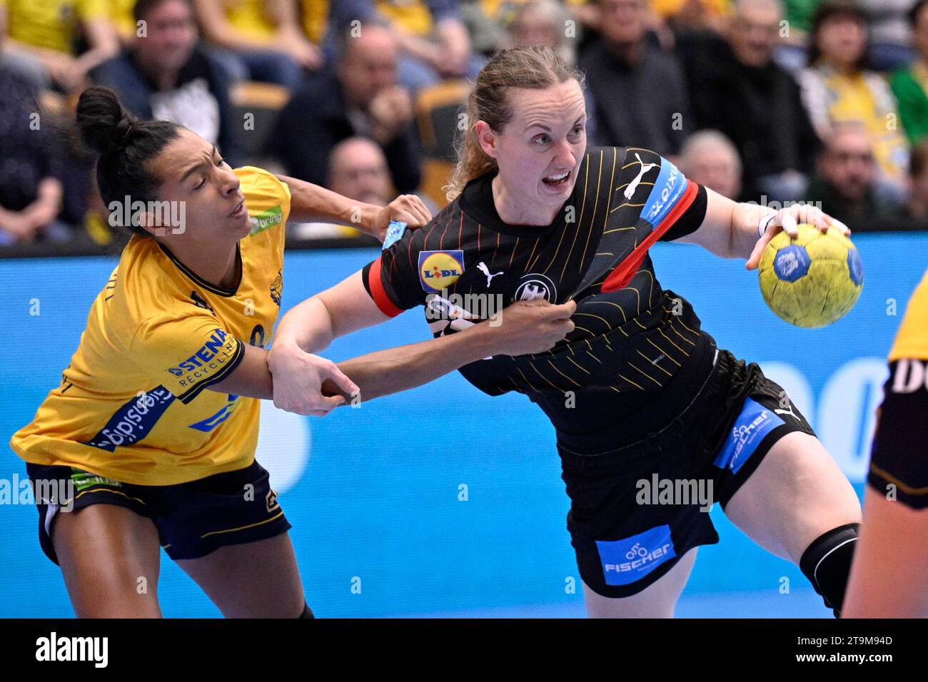 La svedese Jamina Roberts ferma la tedesca Maren Weige durante una partita amichevole di pallamano femminile tra Svezia e Germania alla Sparbanken Skåne Arena di Lund, Svezia, 26 novembre 2023. Foto: Johan Nilsson / TT / code 50090 Foto Stock