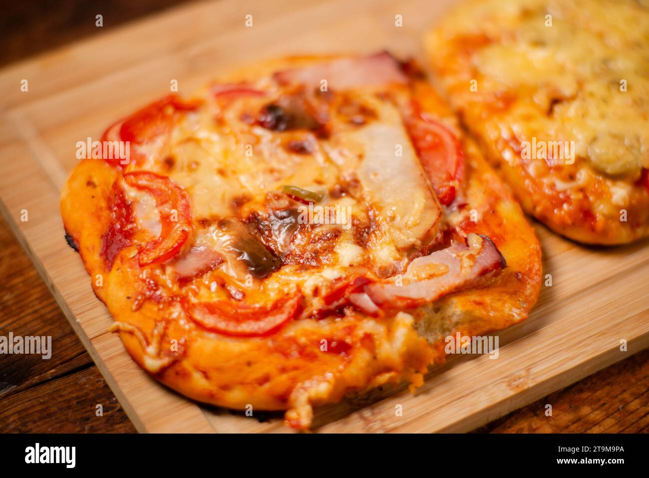 Pizze condite con carne immagini e fotografie stock ad alta risoluzione -  Alamy