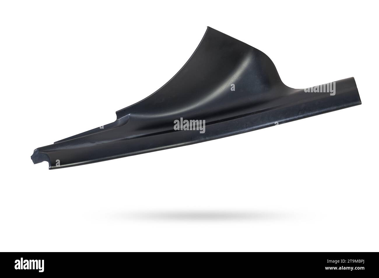 Una porta decorativa in plastica nera sbatte in un'automobile per la vendita o la riparazione in un'officina su uno sfondo bianco isolato in uno studio fotografico. Foto Stock
