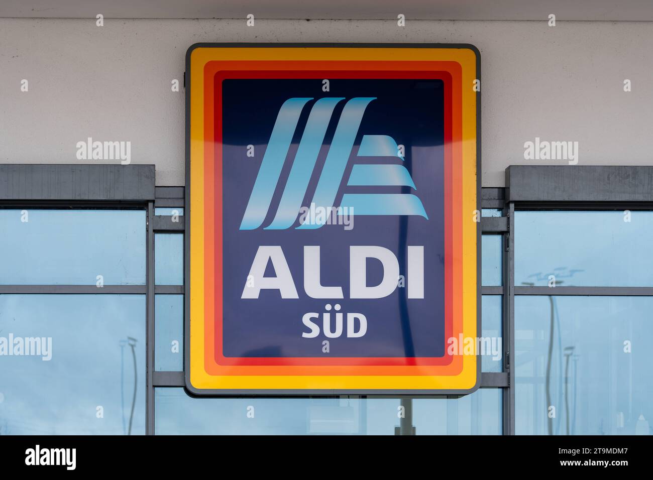 Parsdorf, Baviera, Germania - 26 novembre 2023: Logo Aldi Süd food discounter e supermarket *** Aldi Süd Lebensmittel Discounter und Supermarkt Logo Credit: Imago/Alamy Live News Foto Stock