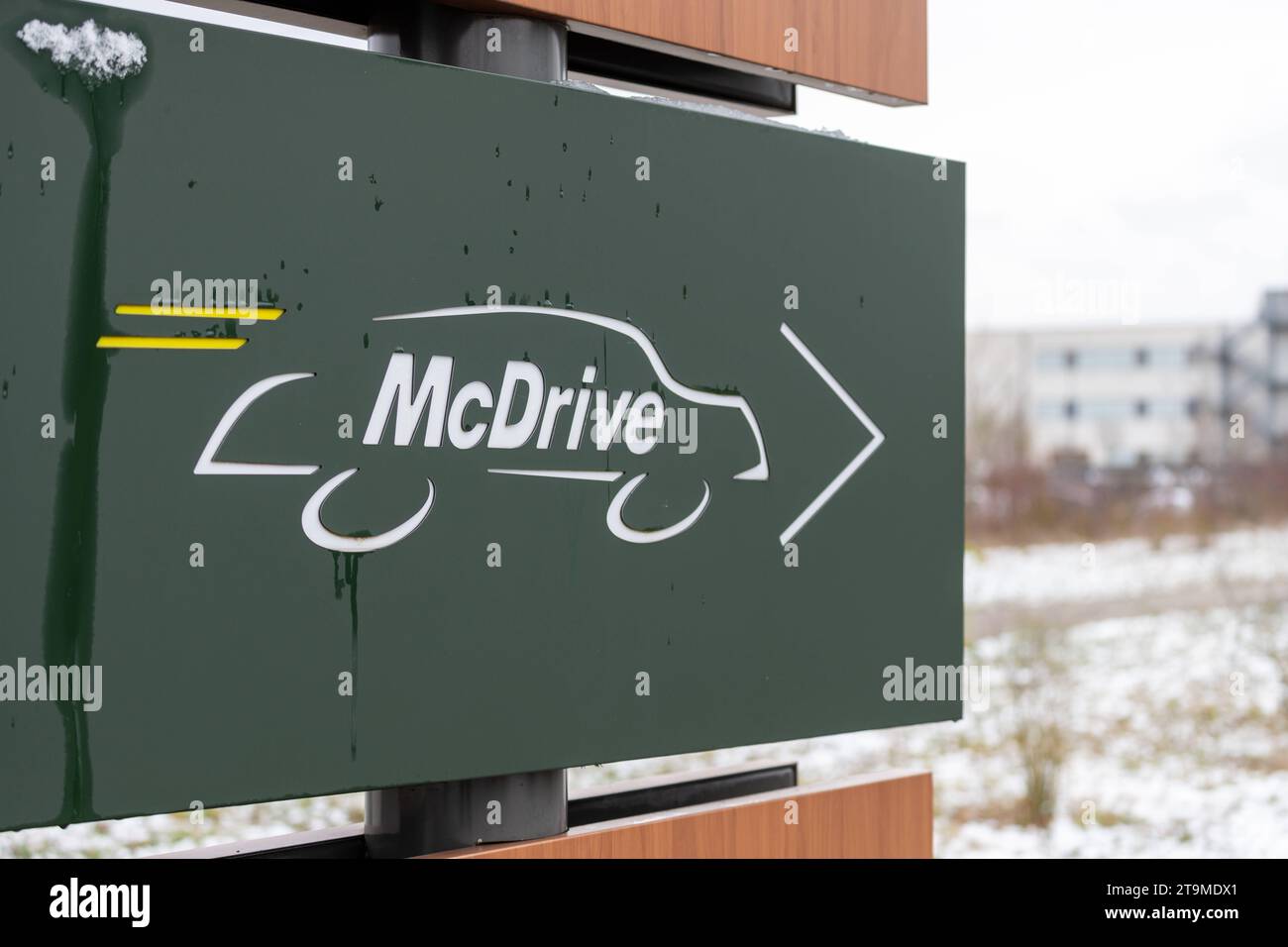 Parsdorf, Baviera, Germania - 26 novembre 2023: Logo del ristorante McDonald's fast food e hamburger, banco auto Mc Drive *** Mc Donalds Fastfood und Burger Restaurant Logo, McDrive Autoschalter Credit: Imago/Alamy Live News Foto Stock