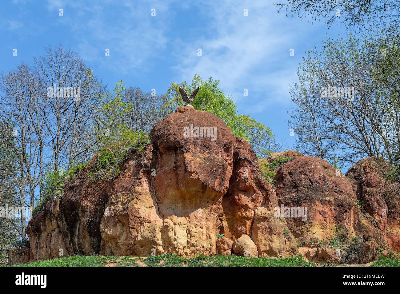 Kislovodsk, Russia - 28 aprile 2018- rocce rosse e la figura di un'aquila che becca un serpente sono il simbolo della regione delle acque minerali Foto Stock