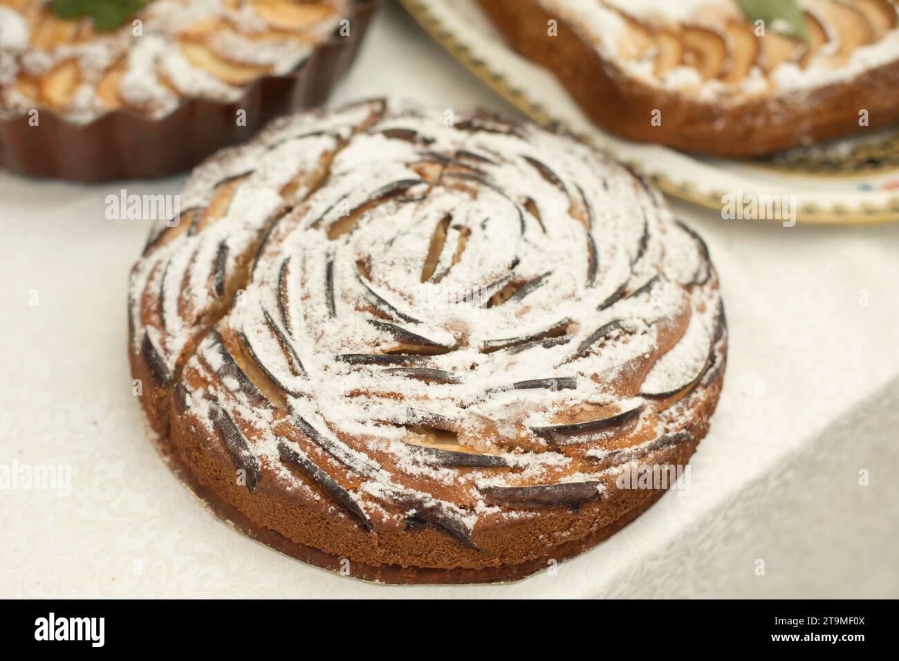 Dolce torta di mele. Pasticcini sul tavolo. Cibo dolce. La ricetta di cottura della nonna. Foto Stock