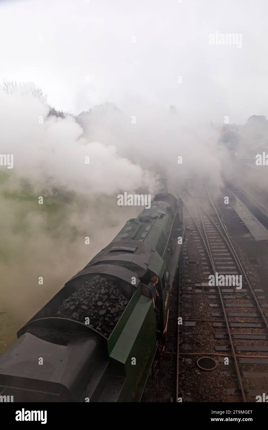 Swanage, Dorset UK. 26 novembre 2023. Meteo Regno Unito: Clima umido, grigio e cupo a Swanage nel Dorset. Il treno Polar Express si alza a vapore. Crediti: Carolyn Jenkins/Alamy Live News Foto Stock