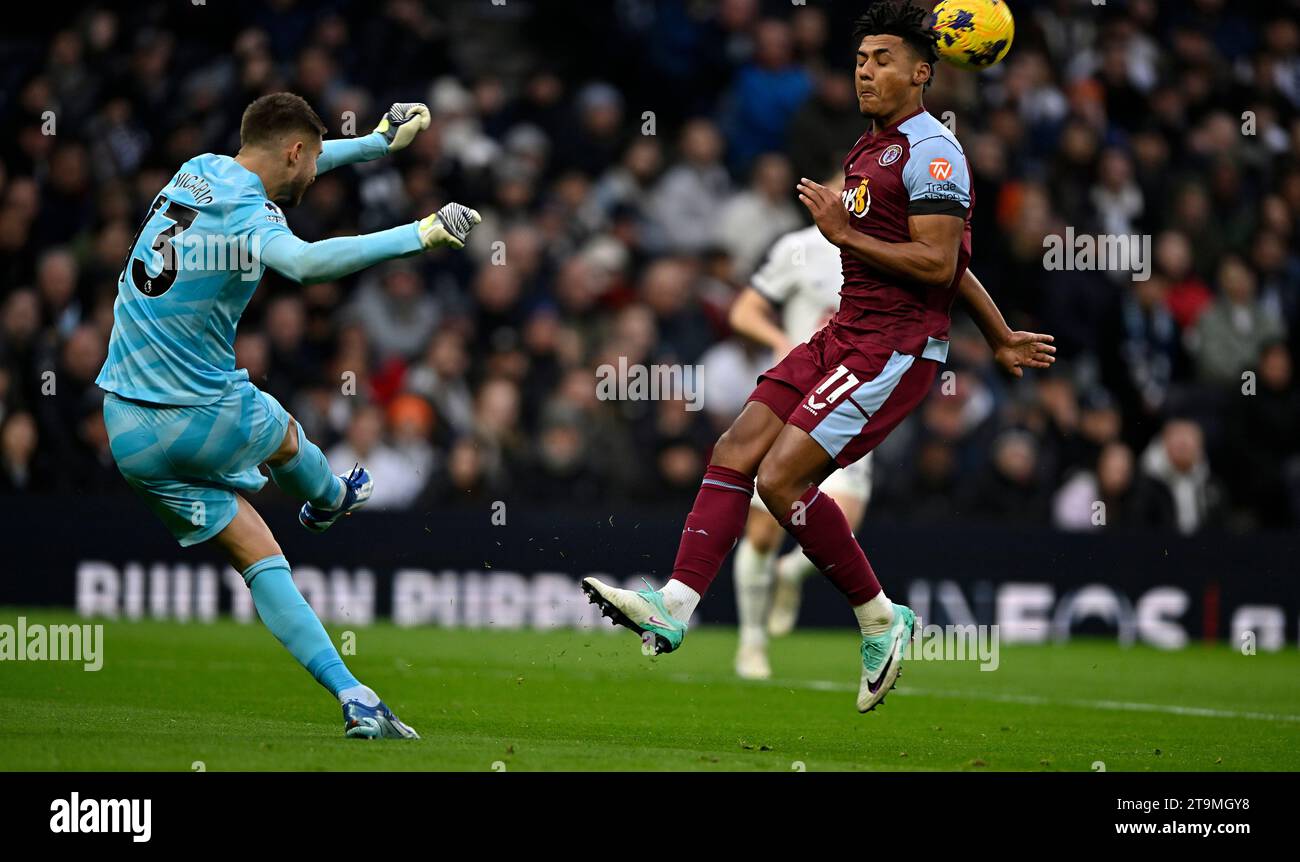 Londra, Regno Unito. 26 novembre 2023. Guglielmo Vicario (Tottenham, portiere) si libera mentre Ollie Watkins (Villa) cerca di bloccare durante la partita di Premier League del Tottenham V Aston Villa al Tottenham Hotspur Stadium. Crediti: MARTIN DALTON/Alamy Live News Foto Stock