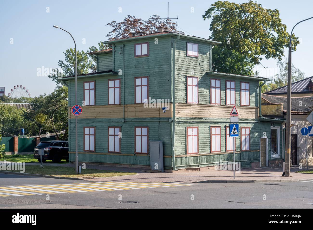 finestre con elementi decorativi su un vecchio edificio in legno o mattoni Foto Stock