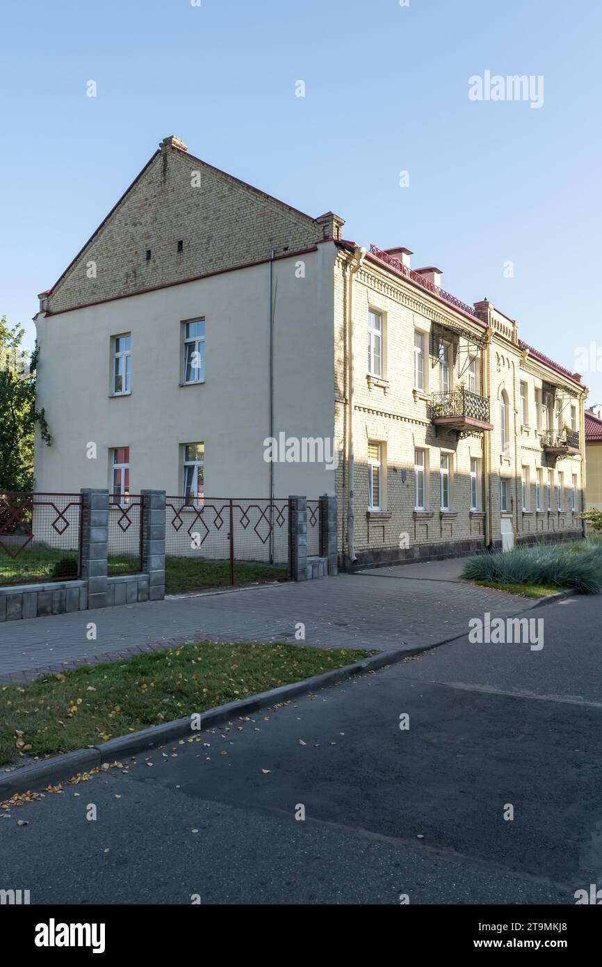 finestre con elementi decorativi su un vecchio edificio in legno o mattoni Foto Stock