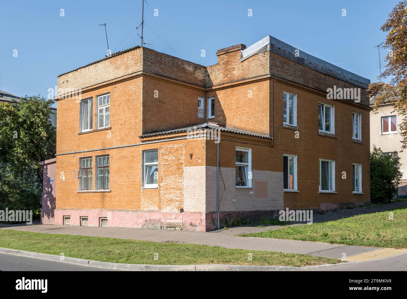 finestre con elementi decorativi su un vecchio edificio in legno o mattoni Foto Stock