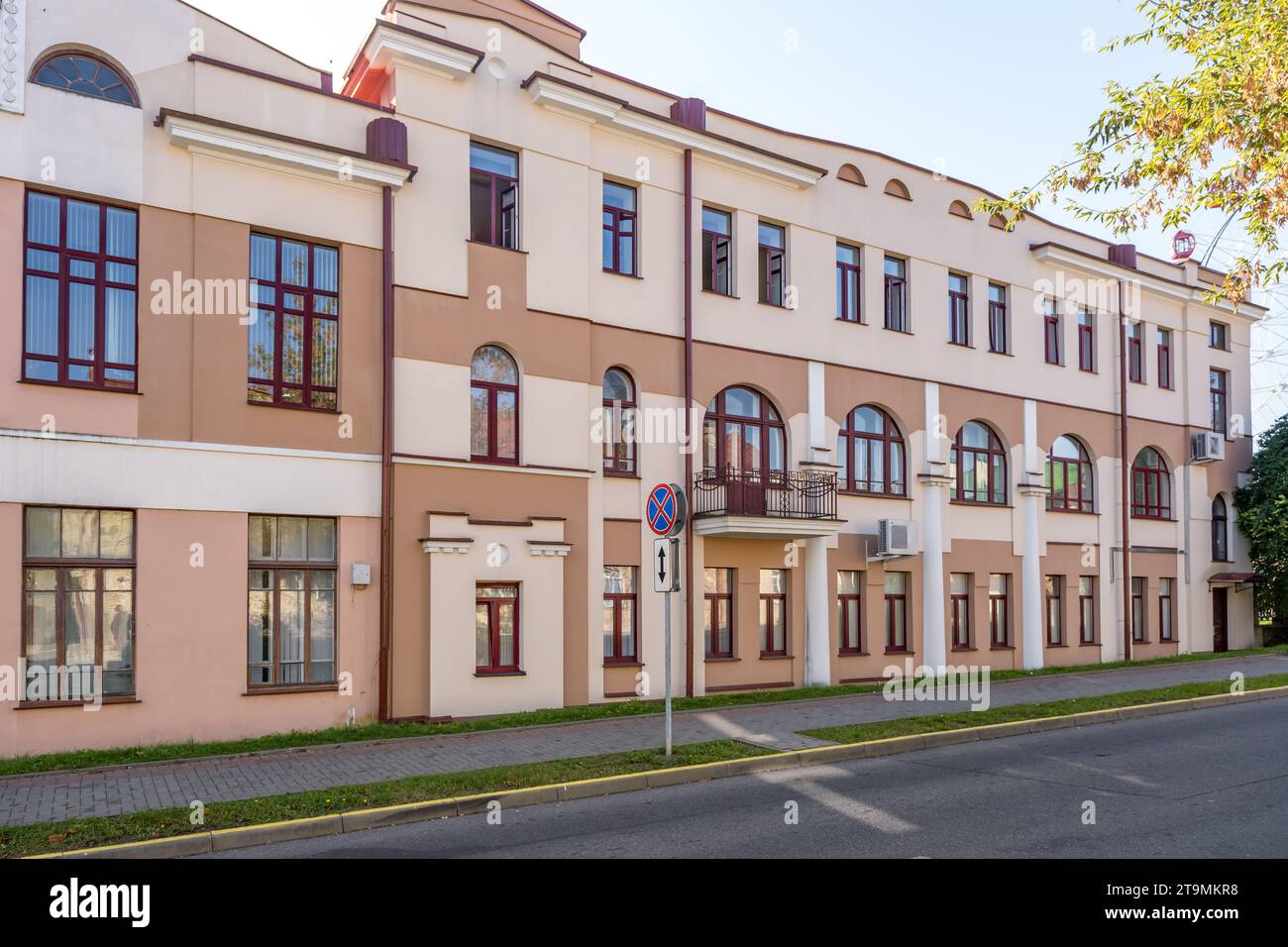 finestre con elementi decorativi su un vecchio edificio in legno o mattoni Foto Stock