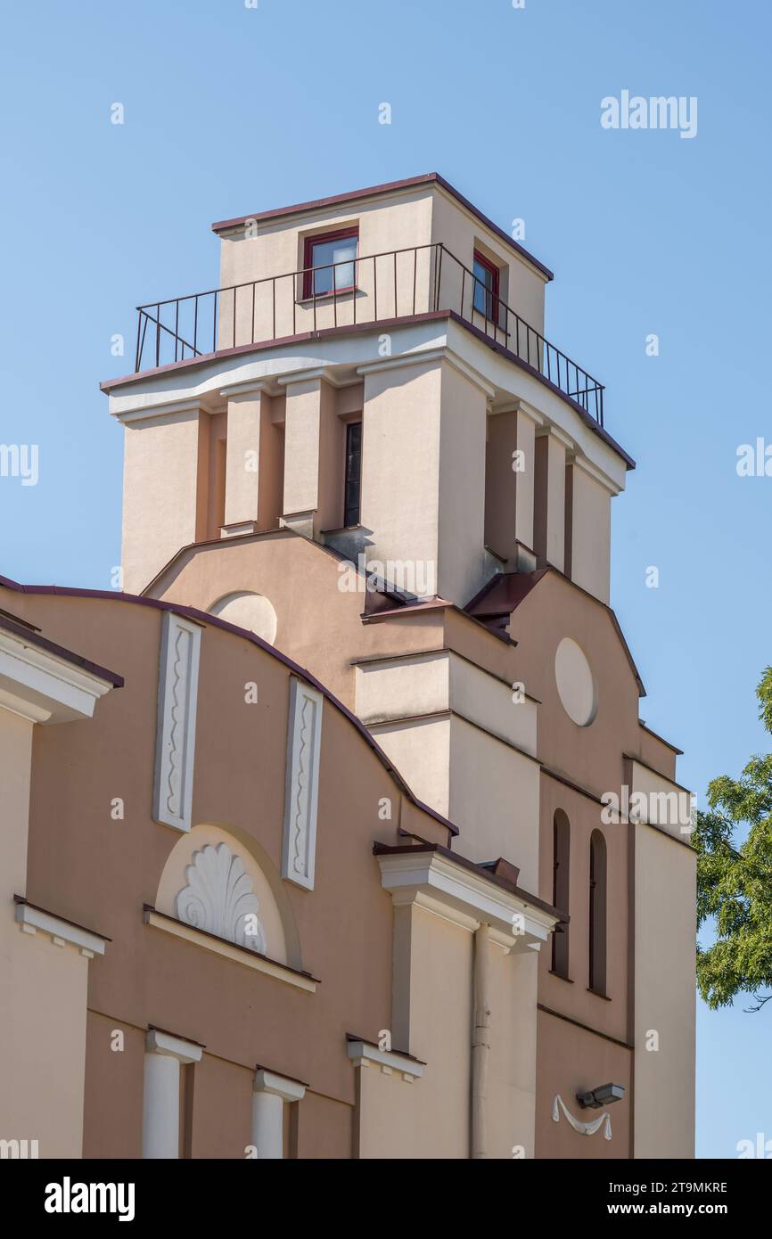 finestre con elementi decorativi su un vecchio edificio in legno o mattoni Foto Stock