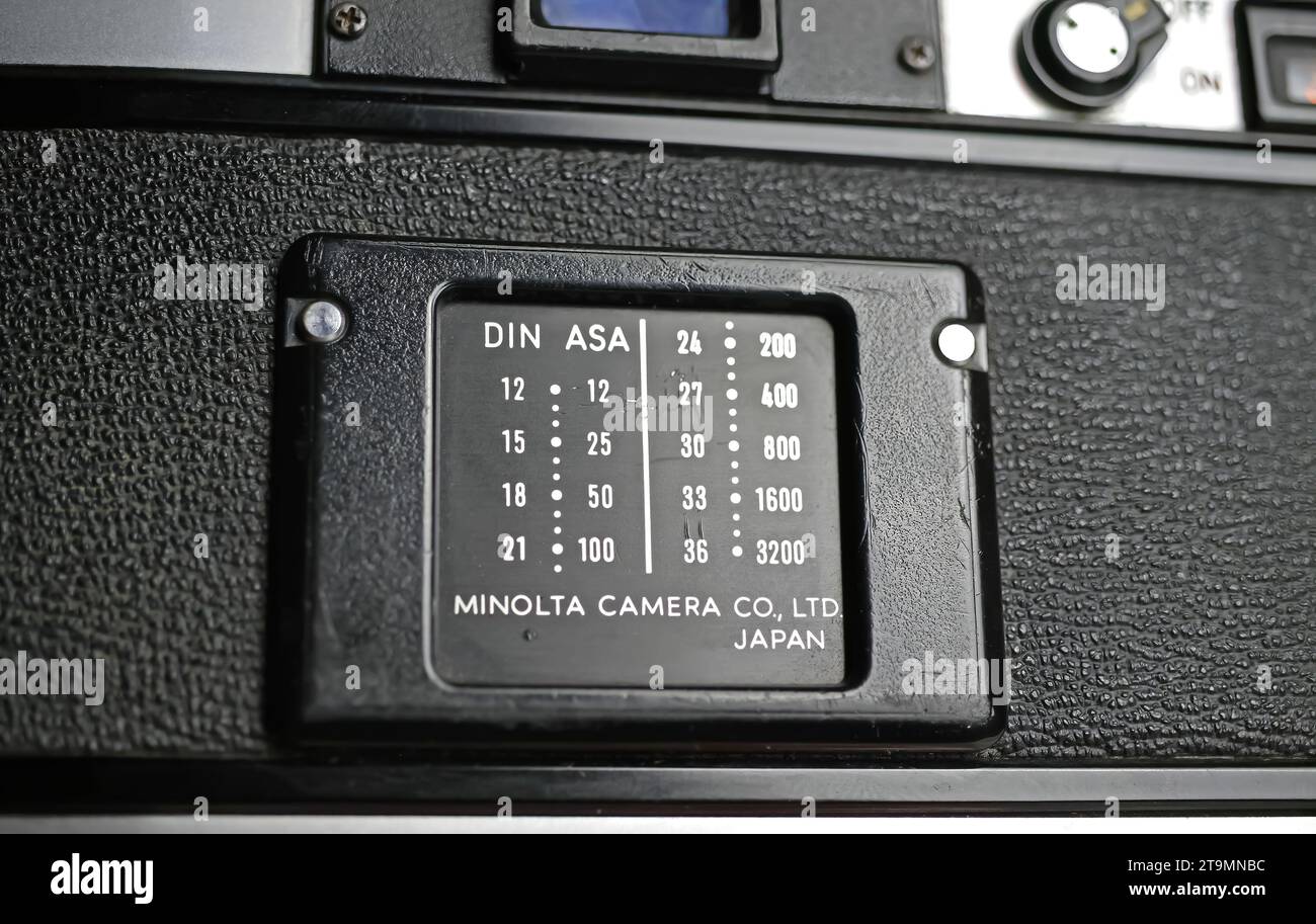 Viersen, Germania - 9 giugno. 2023: Primo piano del retro della telecamera analogica Minolta XE 5 con tavolo DIN ASA per la sensibilità alla luce della pellicola Foto Stock