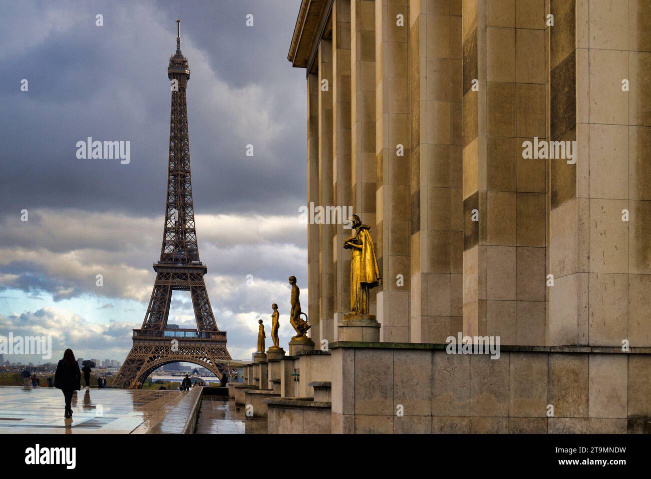 Trocadero, Parigi, Francia - Una fila di statue accanto al Museo Nazionale della Marina che indicano una bella vista della Torre Eiffel Foto Stock