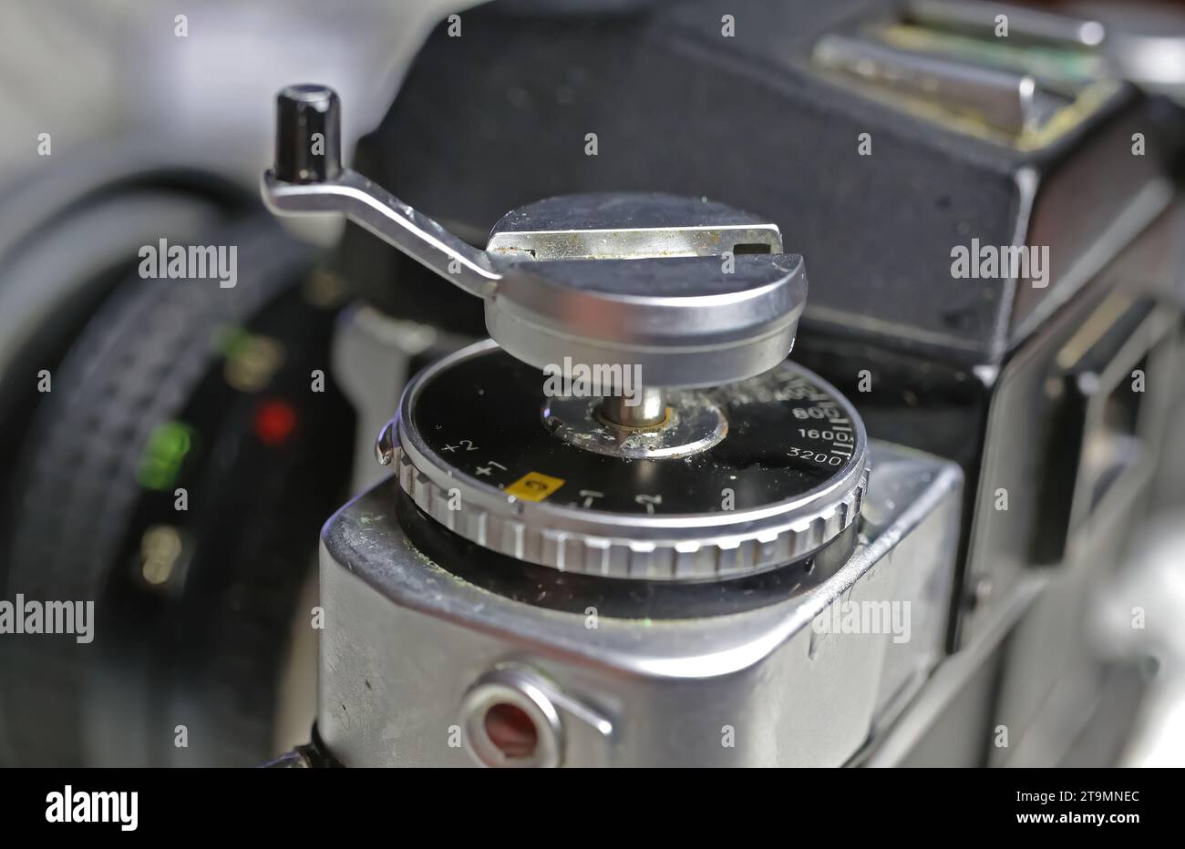 Viersen, Germania - 9 giugno. 2023: Primo piano della leva di riavvolgimento della pellicola e della maniglia di rilascio posteriore della fotocamera della Minolta XE 5 analogica degli anni '70 Foto Stock