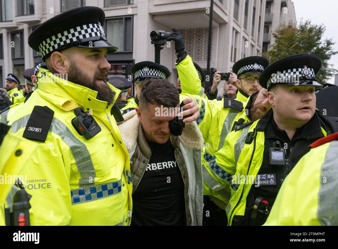 © concesso in licenza a Ray Tang. 26/11/2023. Londra, Regno Unito. Stephen Christopher Yaxley-Lennon meglio conosciuto come l'ex leader EDL Tommy Robinson viene arrestato dagli agenti di polizia per aver partecipato ai manifestanti pro israeliani prendono parte a una manifestazione organizzata dalla campagna contro l'antisemitismo nel centro di Londra mentre il conflitto tra palestinesi e israeliani continua. Sabato 7 ottobre 2023, quando Hamas lanciò un grande attacco in Israele. Foto Stock