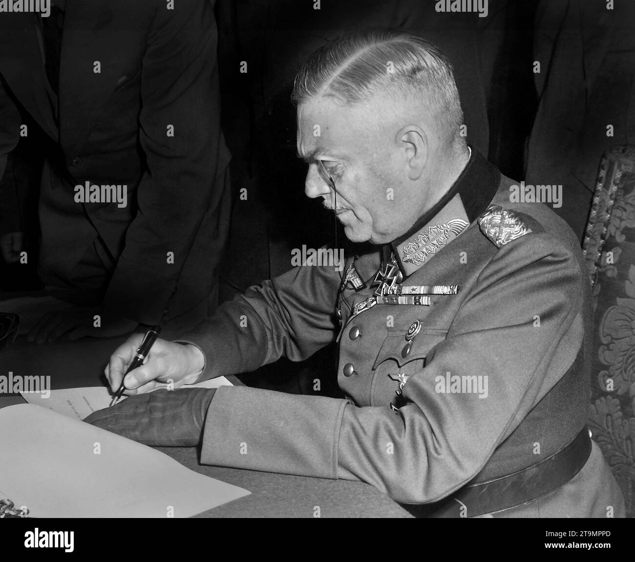 Wilhelm Keitel. Feldmaresciallo Wilhelm Bodewin Johann Gustav Keitel (1882-1946) firmando i termini di resa ratificati per l'esercito tedesco a Berlino, l'8 maggio 1945 Foto Stock