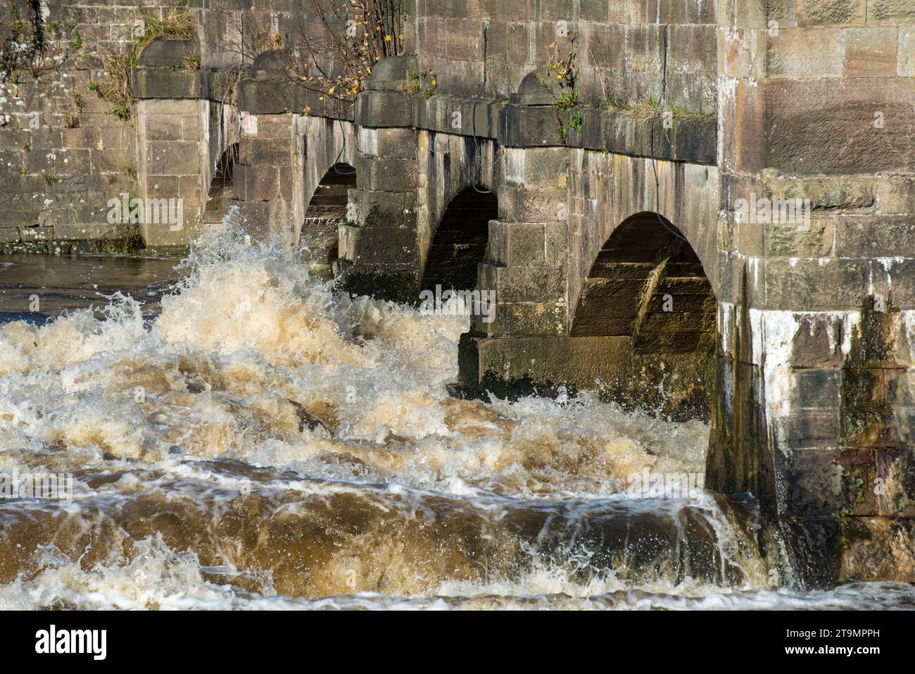 Archi di cancelli di pietra sul fiume Derwent a Belper East Mill, Belper, Derbyshire, Inghilterra Foto Stock