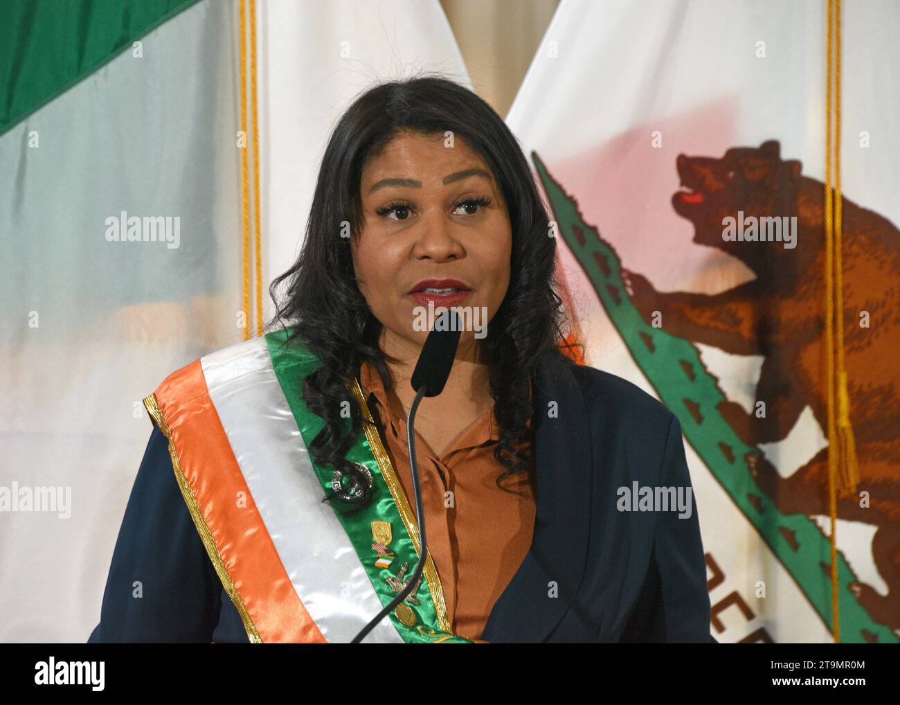 San Francisco, CA - 3 marzo 2023: Il sindaco London Breed parla alla cerimonia di innalzamento della bandiera irlandese al Municipio. Foto Stock