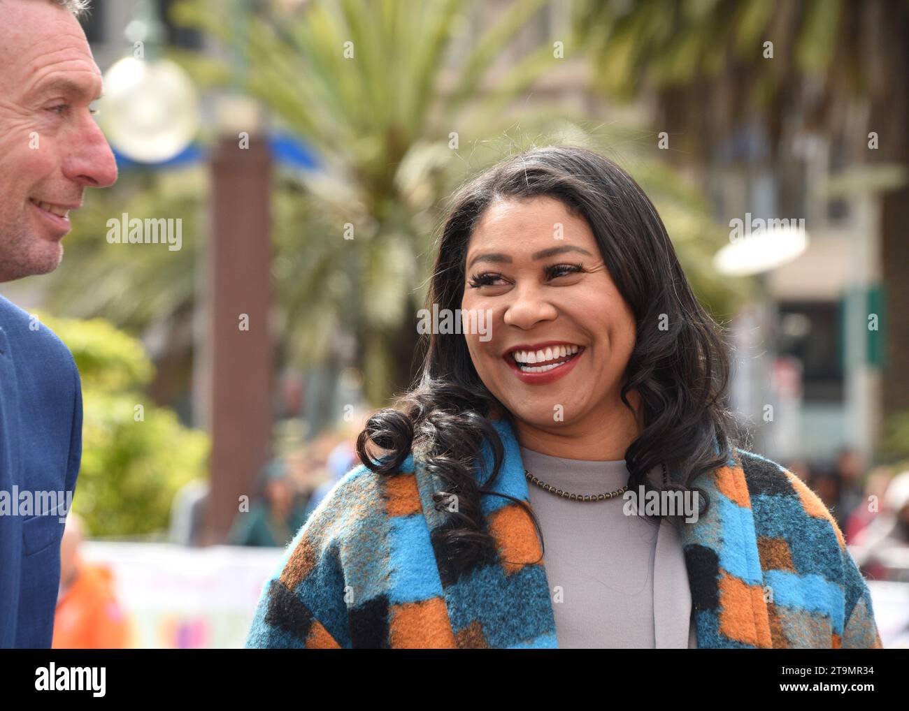 San Francisco, CA - 4 marzo 2023: Il sindaco di Londra si riproduce a Union Square, dove 80.000 tulipani sono stati donati per la National Womens Day. Foto Stock