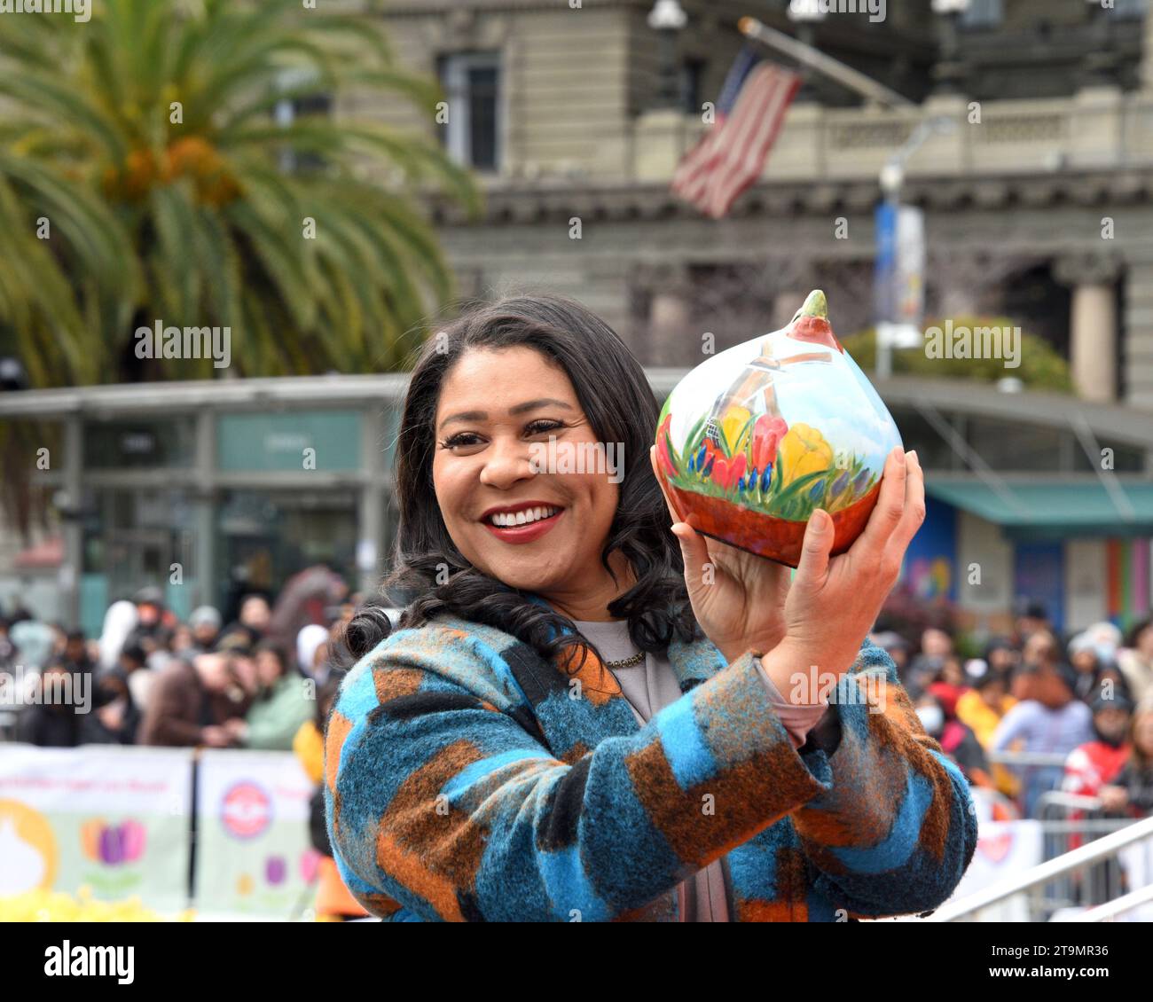 San Francisco, CA - 4 marzo 2023: Il sindaco di Londra si riproduce a Union Square, dove 80.000 tulipani sono stati donati per la National Womens Day. Foto Stock