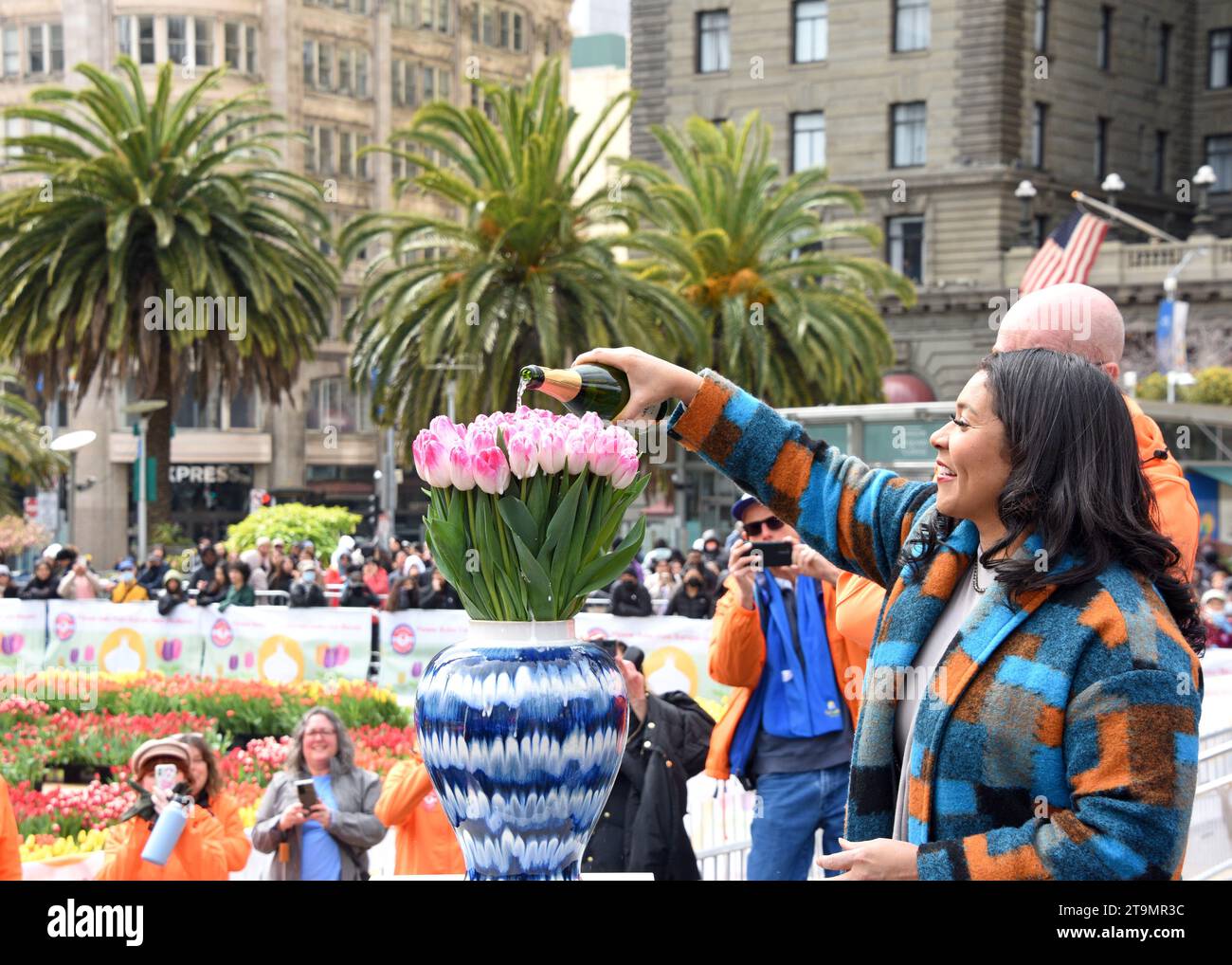San Francisco, CA - 4 marzo 2023: Il sindaco di Londra si riproduce a Union Square, dove 80.000 tulipani sono stati donati per la National Womens Day. Foto Stock