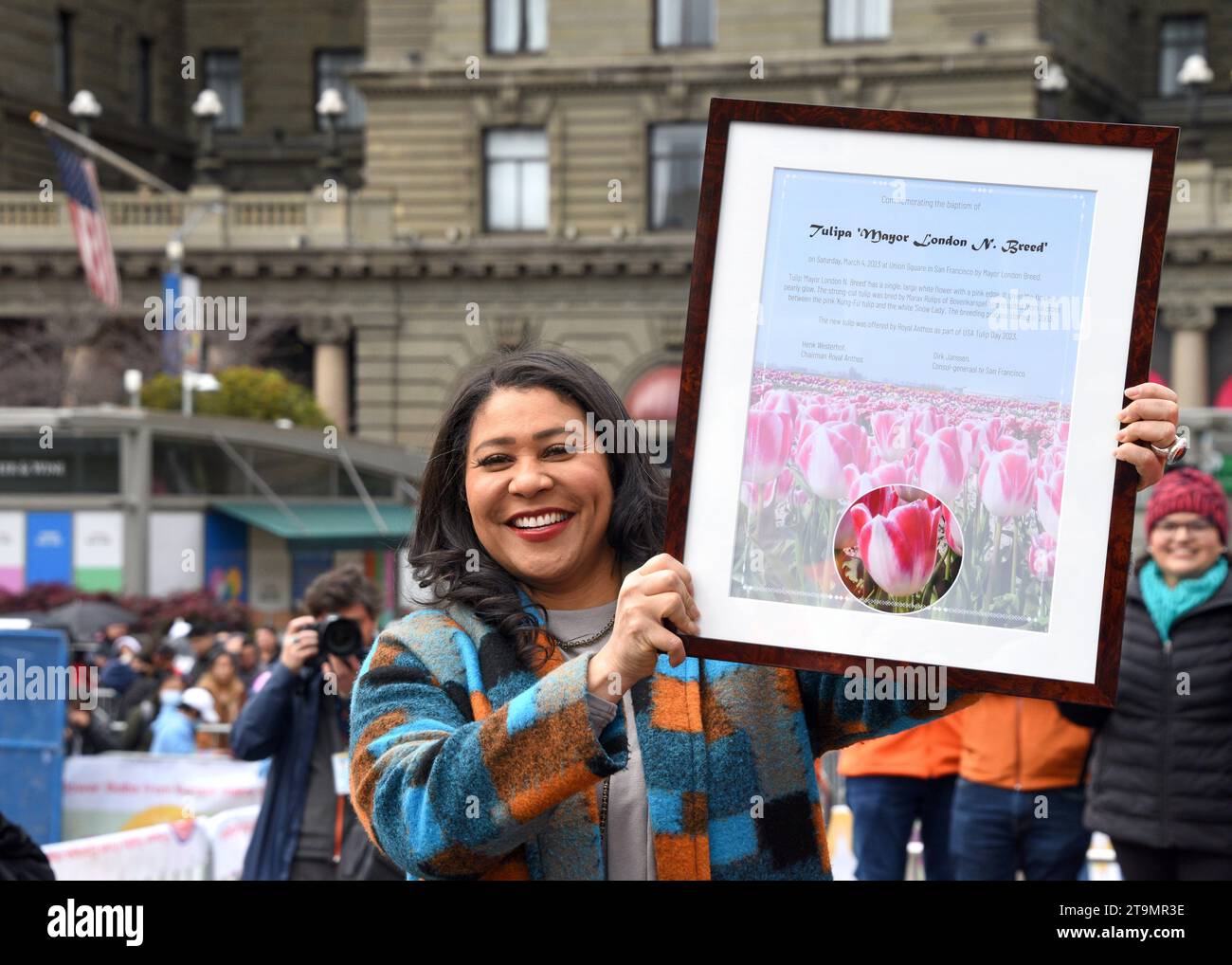 San Francisco, CA - 4 marzo 2023: Il sindaco di Londra si riproduce a Union Square, dove 80.000 tulipani sono stati donati per la National Womens Day. Foto Stock