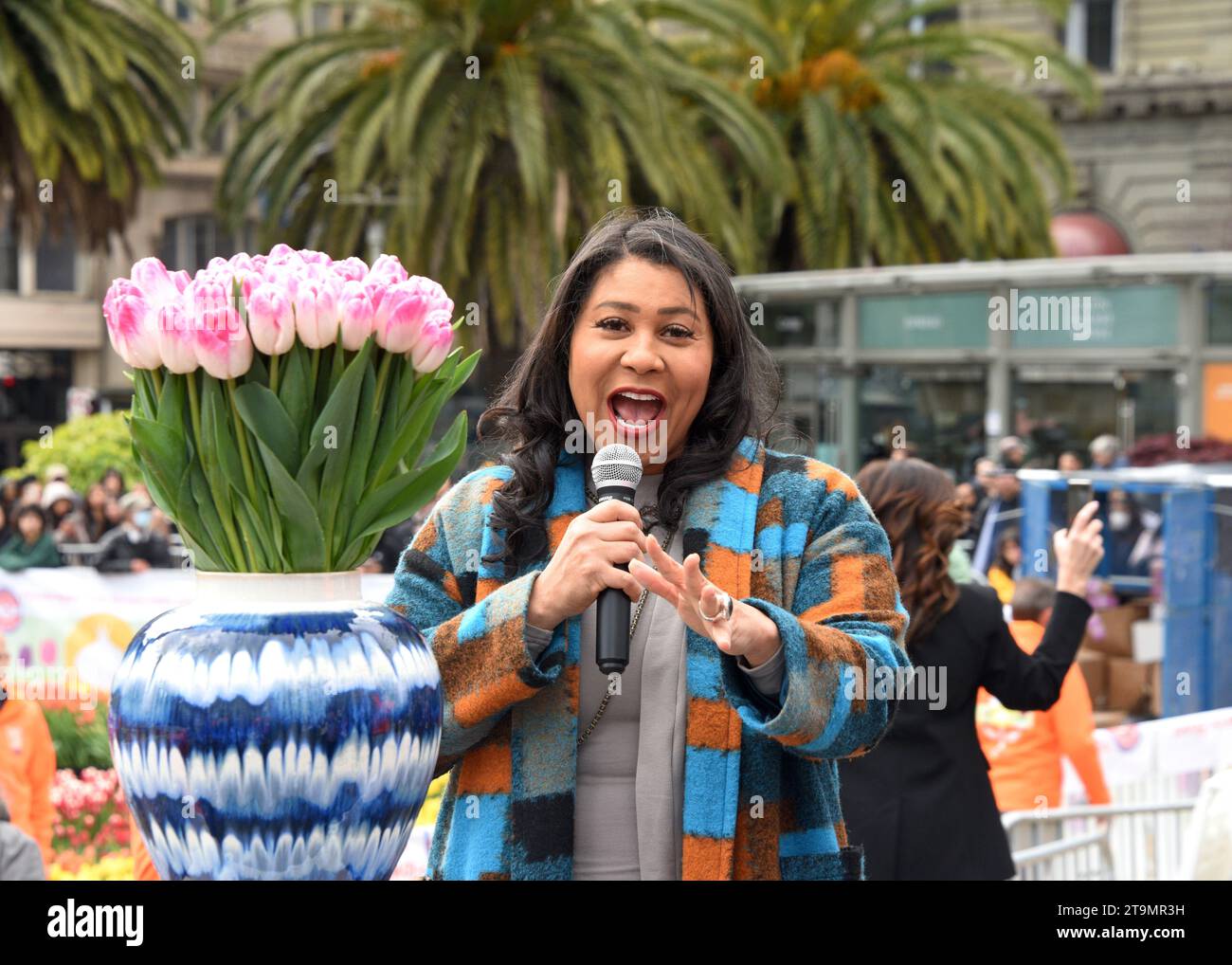 San Francisco, CA - 4 marzo 2023: Il sindaco di Londra si riproduce a Union Square, dove 80.000 tulipani sono stati donati per la National Womens Day. Foto Stock