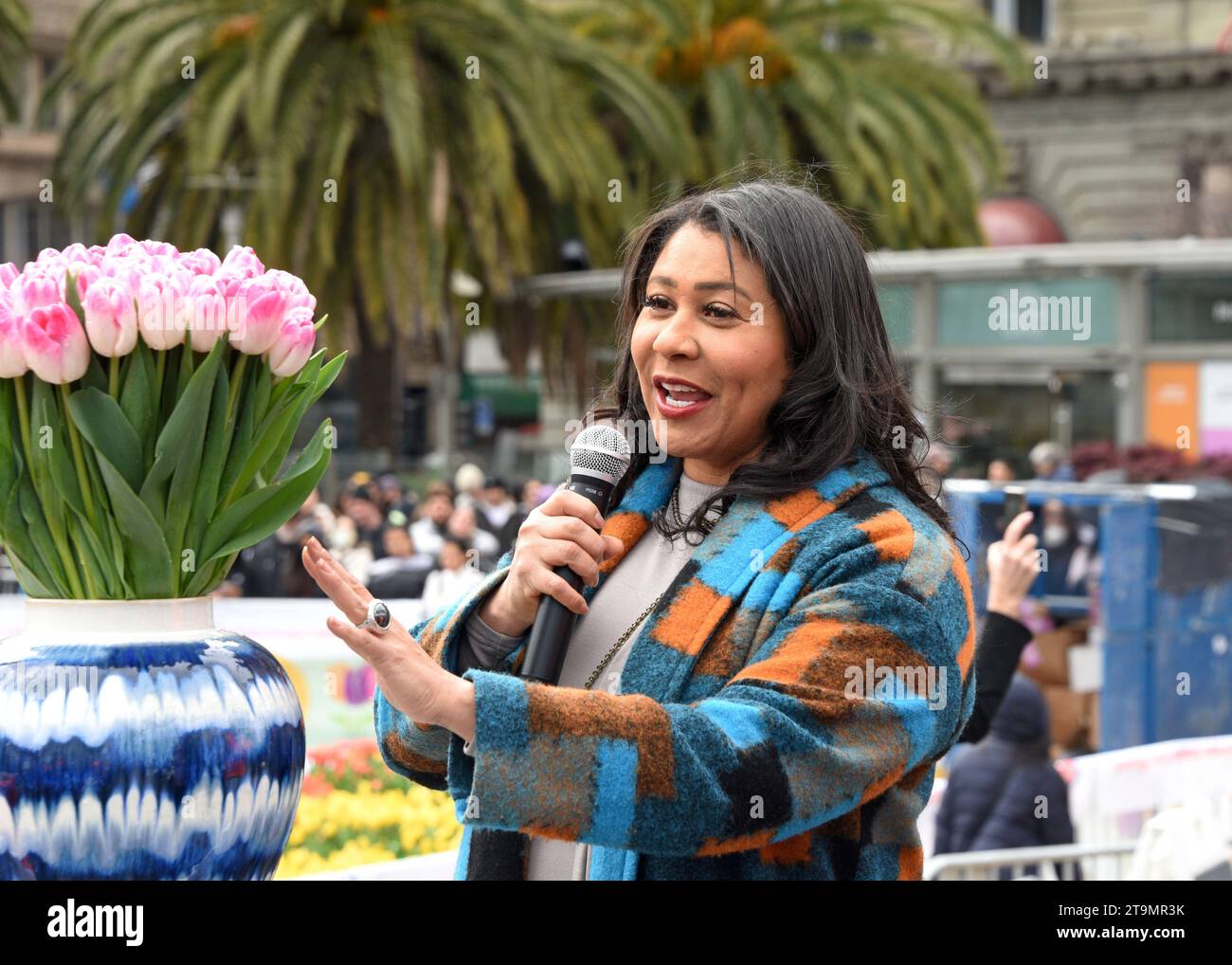 San Francisco, CA - 4 marzo 2023: Il sindaco di Londra si riproduce a Union Square, dove 80.000 tulipani sono stati donati per la National Womens Day. Foto Stock