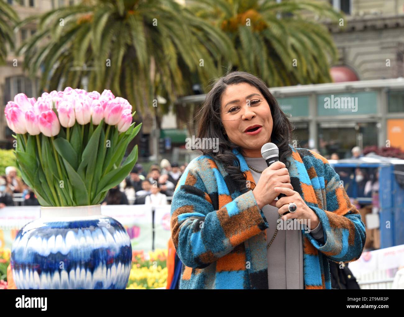 San Francisco, CA - 4 marzo 2023: Il sindaco di Londra si riproduce a Union Square, dove 80.000 tulipani sono stati donati per la National Womens Day. Foto Stock