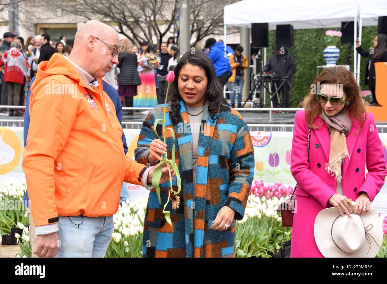San Francisco, CA - 4 marzo 2023: Il sindaco di Londra si riproduce a Union Square, dove 80.000 tulipani sono stati donati per la National Womens Day. Foto Stock