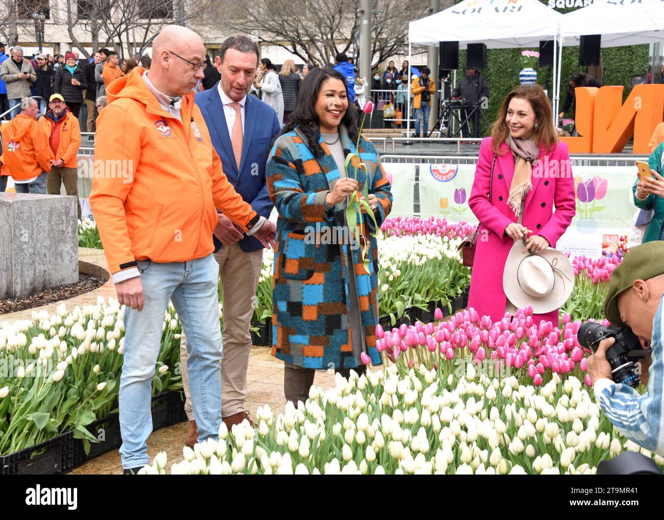 San Francisco, CA - 4 marzo 2023: Il sindaco di Londra si riproduce a Union Square, dove 80.000 tulipani sono stati donati per la National Womens Day. Foto Stock