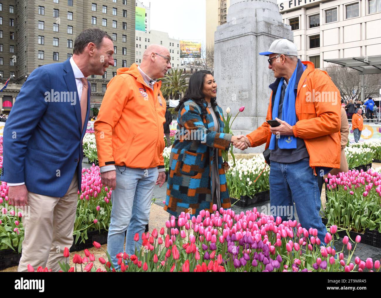 San Francisco, CA - 4 marzo 2023: Il sindaco di Londra si riproduce a Union Square, dove 80.000 tulipani sono stati donati per la National Womens Day. Foto Stock