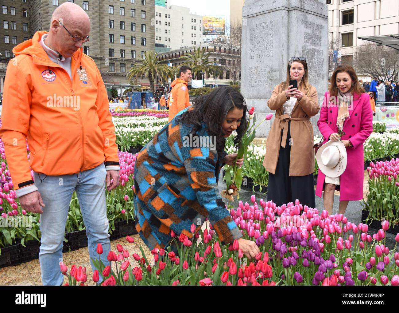 San Francisco, CA - 4 marzo 2023: Il sindaco di Londra si riproduce a Union Square, dove 80.000 tulipani sono stati donati per la National Womens Day. Foto Stock