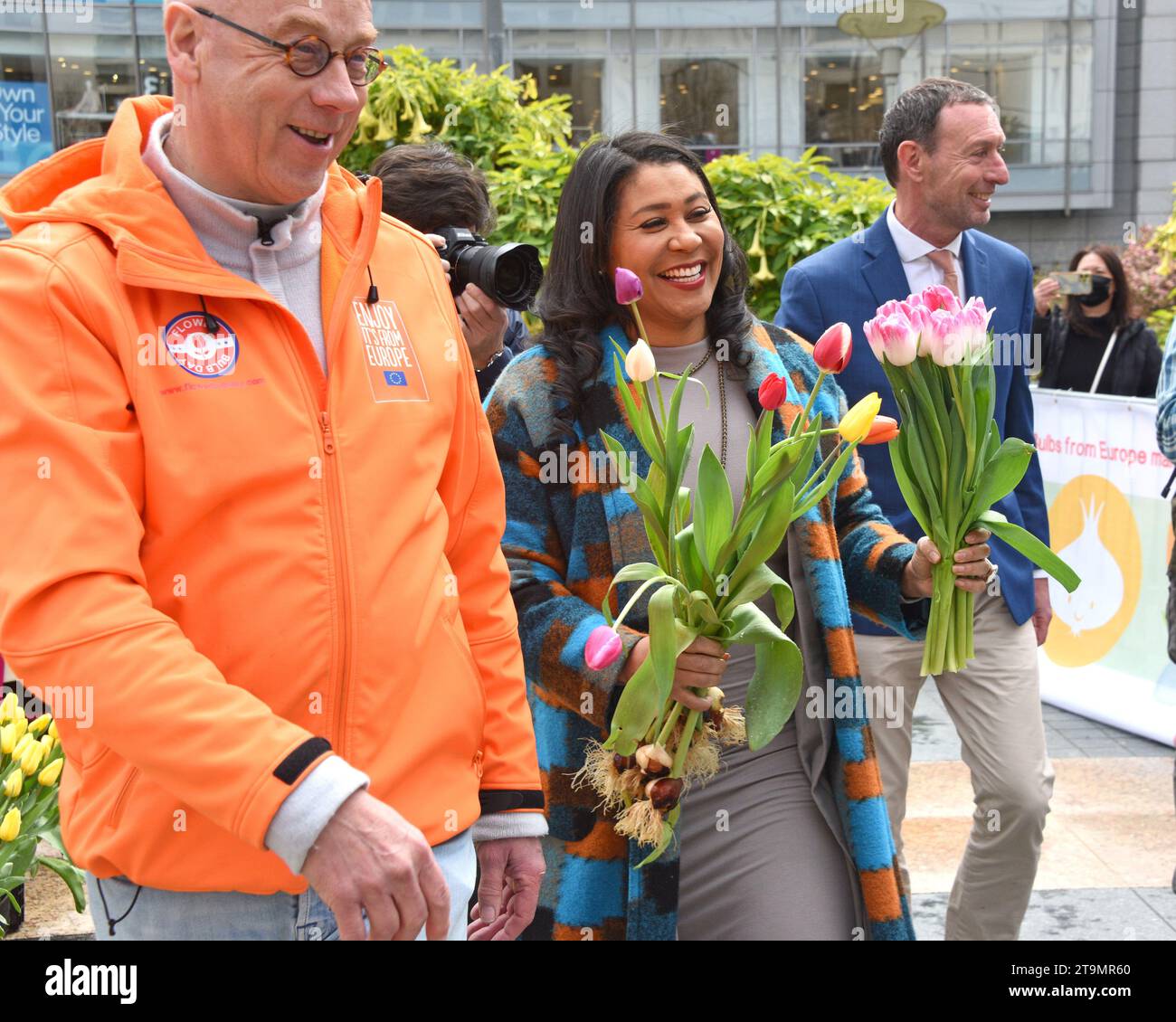 San Francisco, CA - 4 marzo 2023: Il sindaco di Londra si riproduce a Union Square, dove 80.000 tulipani sono stati donati per la National Womens Day. Foto Stock