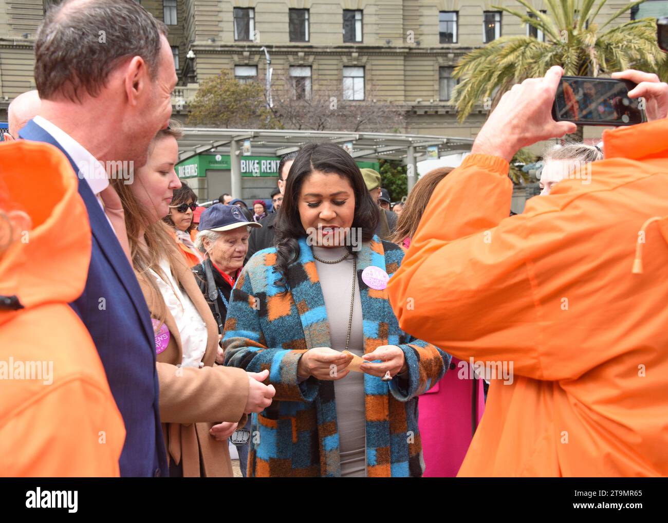 San Francisco, CA - 4 marzo 2023: Il sindaco di Londra si riproduce a Union Square, dove 80.000 tulipani sono stati donati per la National Womens Day. Foto Stock