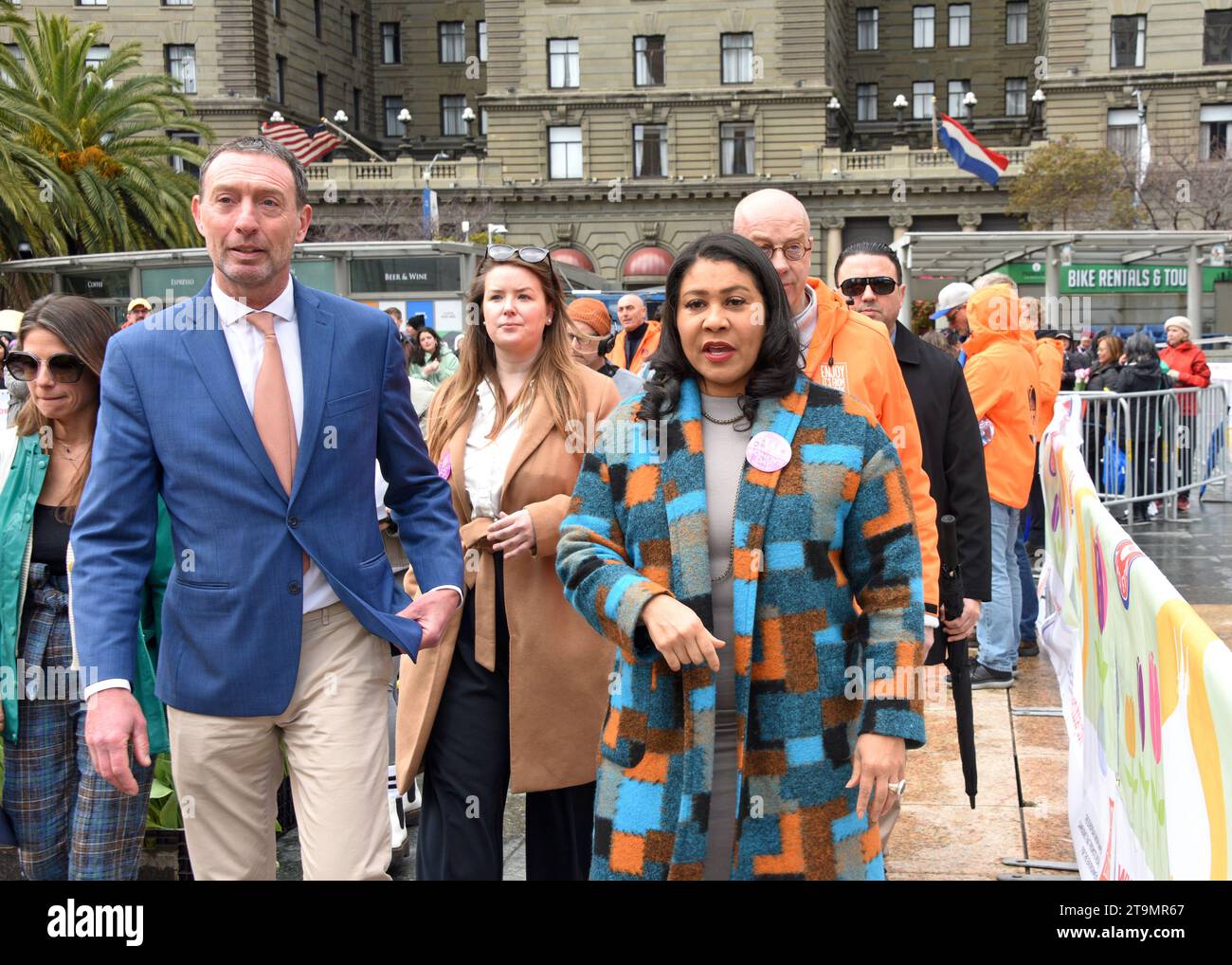 San Francisco, CA - 4 marzo 2023: Il sindaco di Londra si riproduce a Union Square, dove 80.000 tulipani sono stati donati per la National Womens Day. Foto Stock
