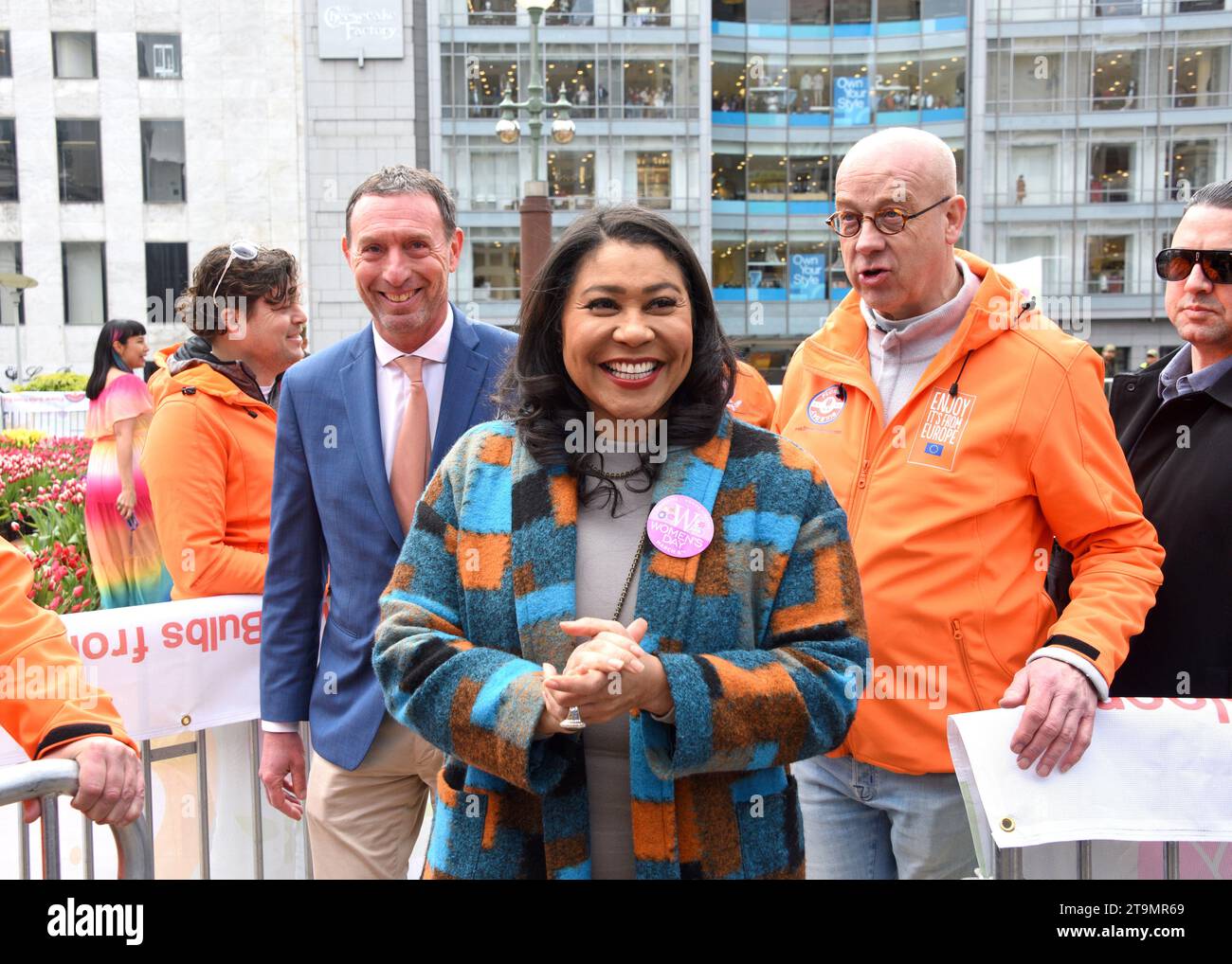 San Francisco, CA - 4 marzo 2023: Il sindaco di Londra si riproduce a Union Square, dove 80.000 tulipani sono stati donati per la National Womens Day. Foto Stock