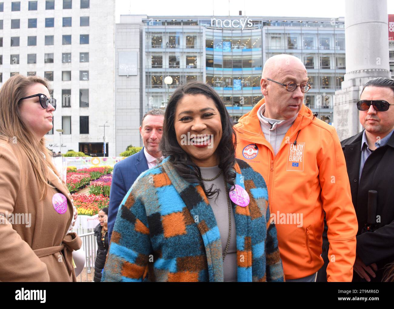San Francisco, CA - 4 marzo 2023: Il sindaco di Londra si riproduce a Union Square, dove 80.000 tulipani sono stati donati per la National Womens Day. Foto Stock