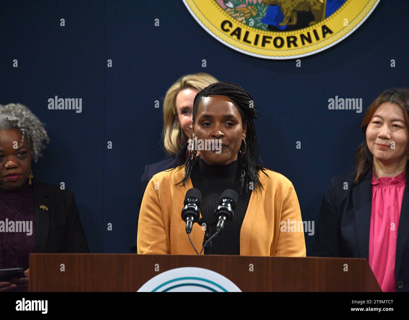 Sacramento, CA - 14 marzo 2023: Kimberly Ellis, Direttore del Dipartimento sullo status delle donne, parla al California 's Equal Pay Day Pledge Foto Stock