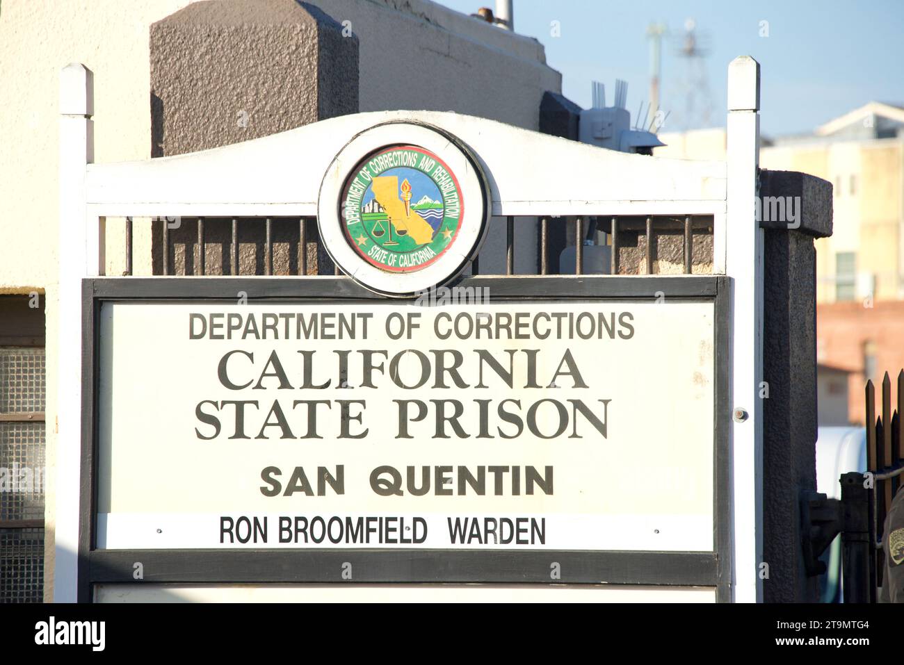 San Quentin, CA - 17 marzo 2023: Cartello della prigione statale di San Quentin all'ingresso della porta Est. A California Dept of Corrections and Rehabilitation State Foto Stock