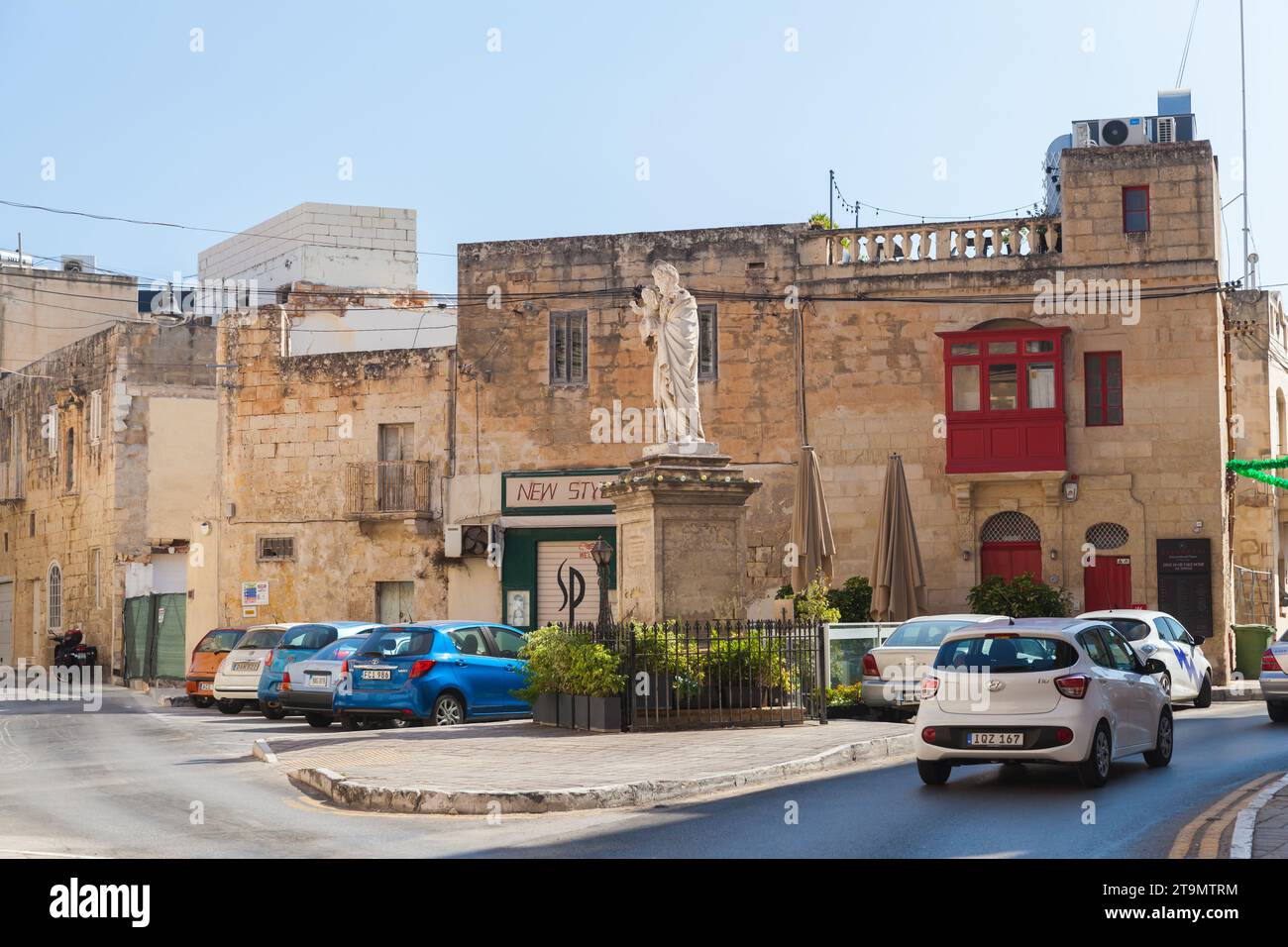 Naxxar, Malta - 31 agosto 2019: Vista sulla strada con le auto parcheggiate a Pjazza Vittorja, in-Naxxar Foto Stock