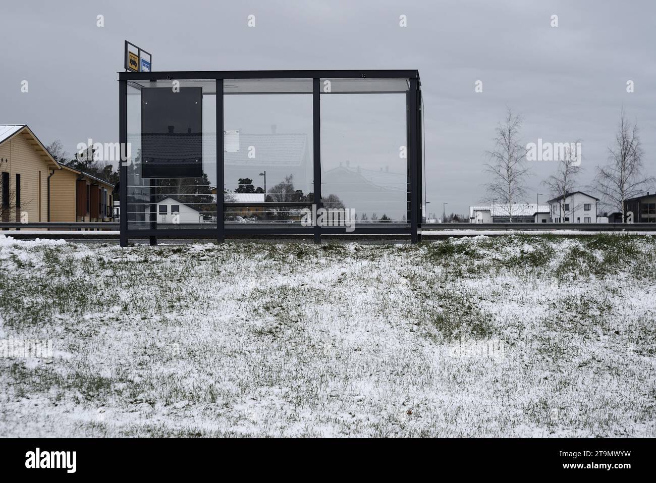 Fermata dell'autobus in una piccola città finlandese in inverno Foto Stock