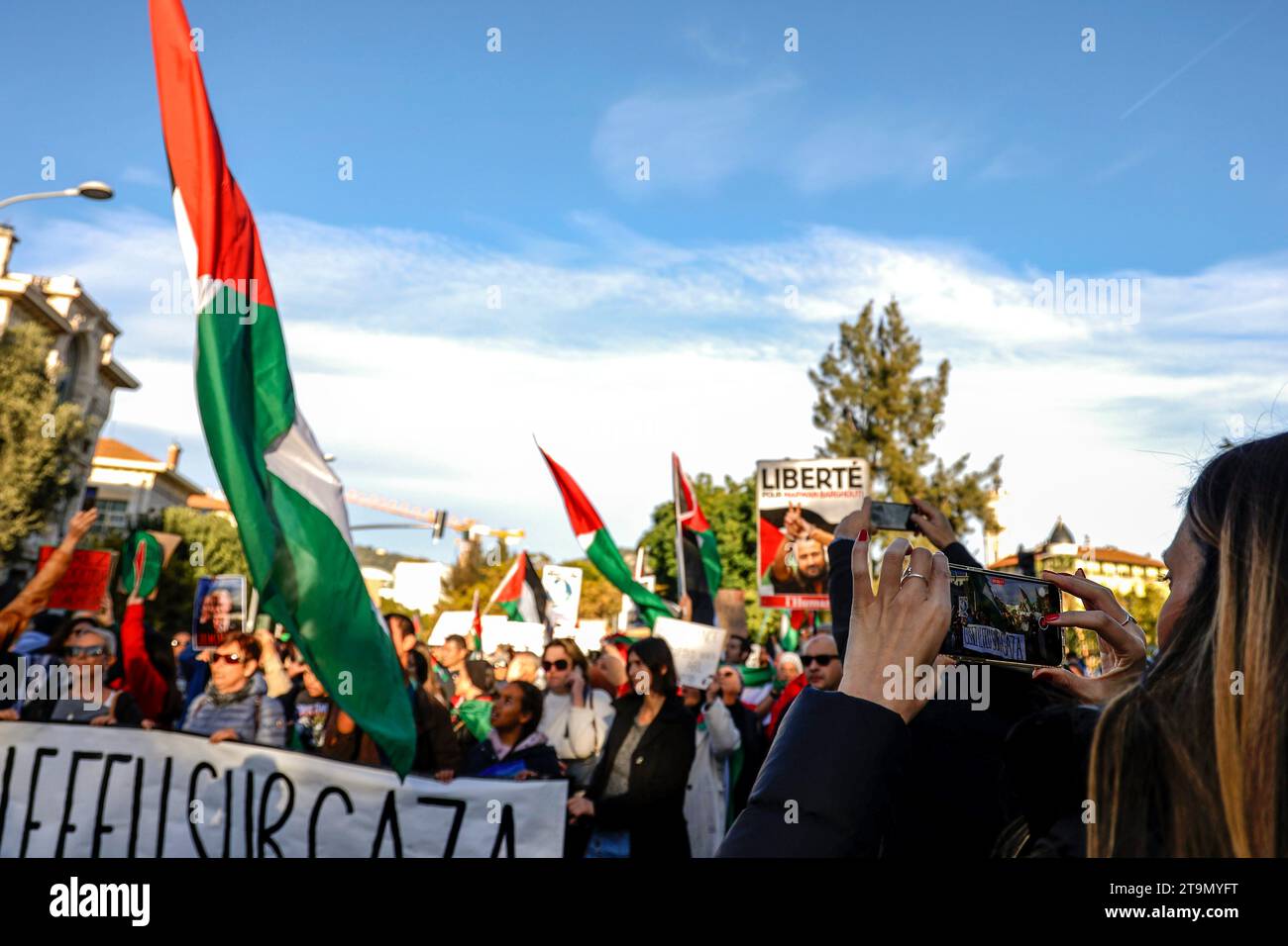 Bella, Francia. 26 novembre 2023. Il giudice amministrativo aveva nuovamente respinto la richiesta della prefettura delle Alpi marittime di vietarla. "Cessate il fuoco permanente, cessate i bombardamenti”, "giustizia per la Palestina”, "siamo tutti palestinesi”, hanno preteso uno degli organizzatori. “E apartheid”, ha detto un dimostratore mentre un minuto di silenzio è stato osservato. France Nice Credit: MAXPPP/Alamy Live News Credit: MAXPPP/Alamy Live News Foto Stock