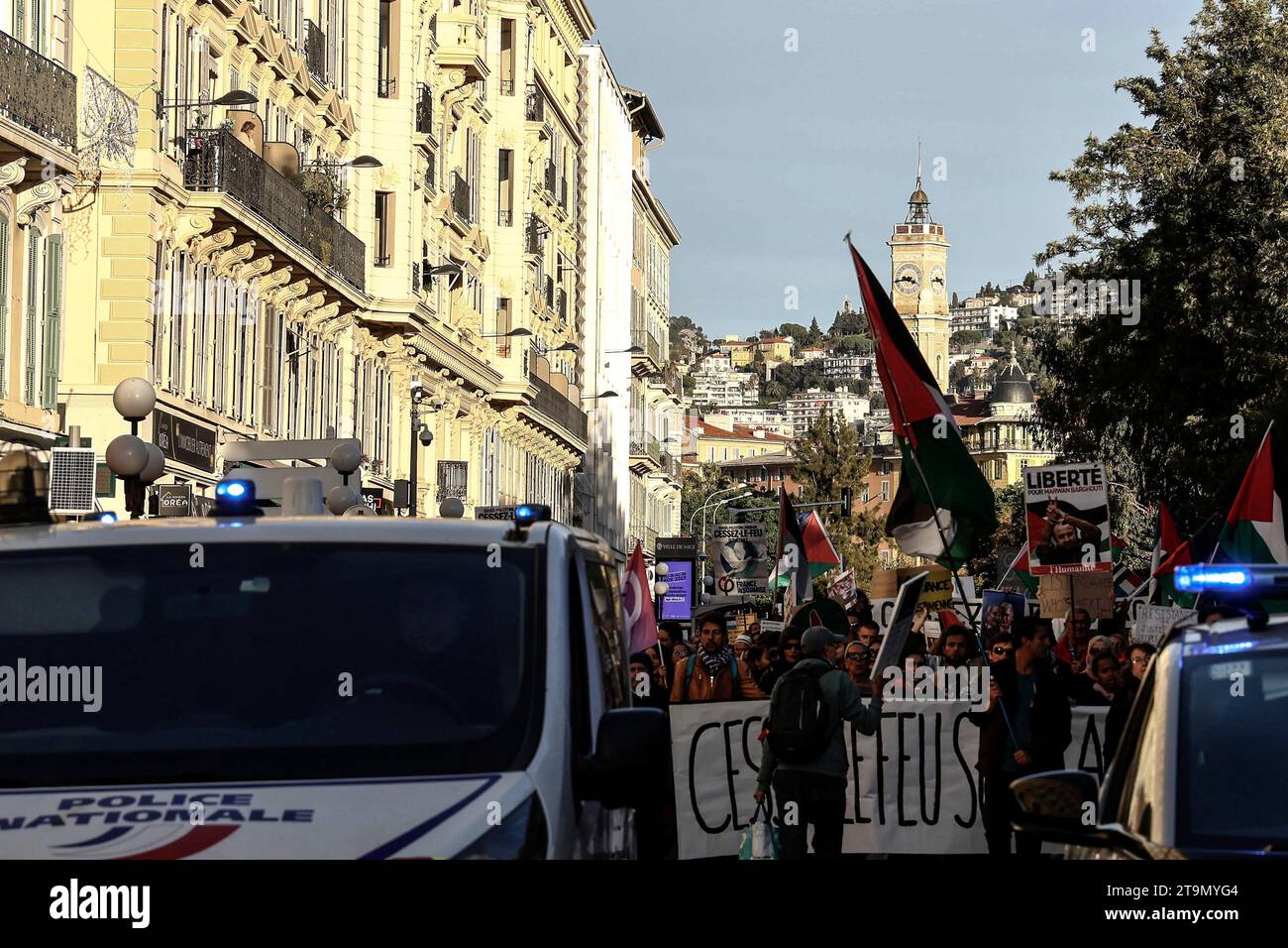 Bella, Francia. 26 novembre 2023. Il giudice amministrativo aveva nuovamente respinto la richiesta della prefettura delle Alpi marittime di vietarla. "Cessate il fuoco permanente, cessate i bombardamenti”, "giustizia per la Palestina”, "siamo tutti palestinesi”, hanno preteso uno degli organizzatori. “E apartheid”, ha detto un dimostratore mentre un minuto di silenzio è stato osservato. France Nice Credit: MAXPPP/Alamy Live News Credit: MAXPPP/Alamy Live News Foto Stock