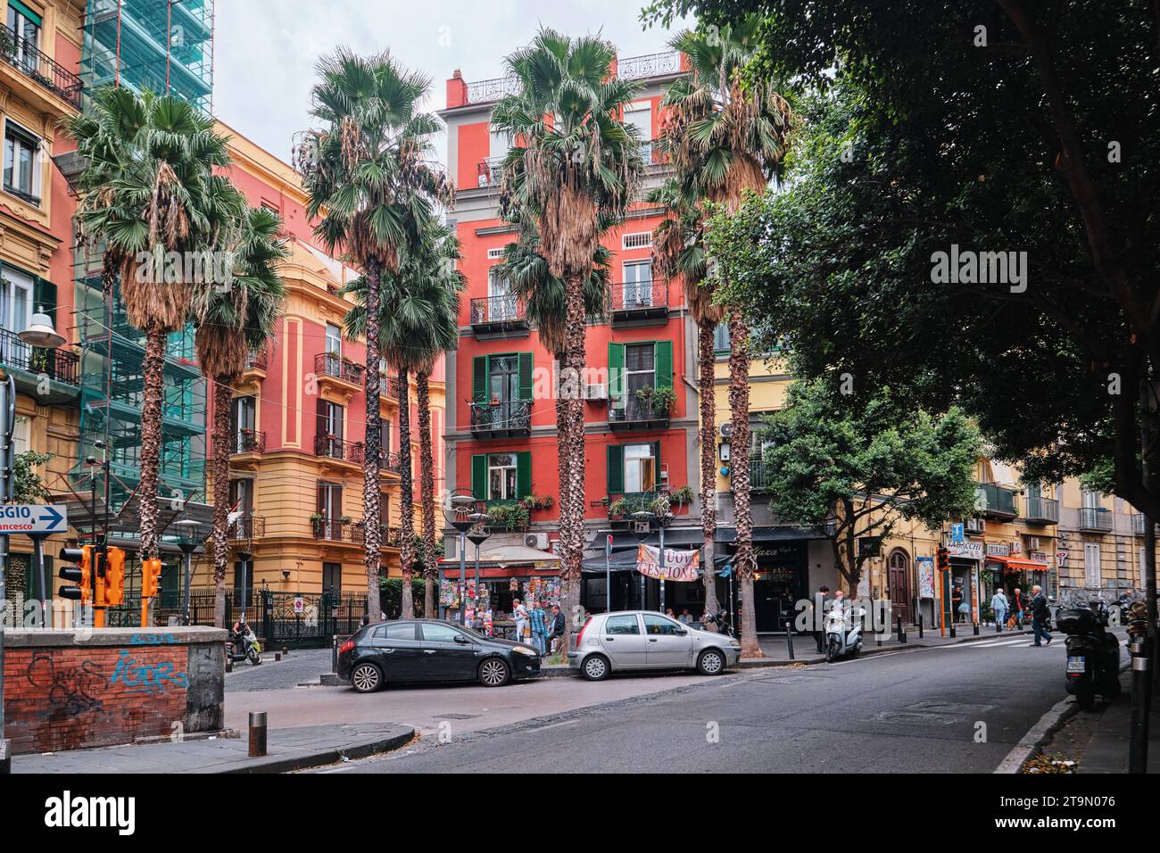 Napoli, Italia - 8 novembre 2023: Edifici residenziali e commerciali in stile architettonico napoletano a Napoli Foto Stock