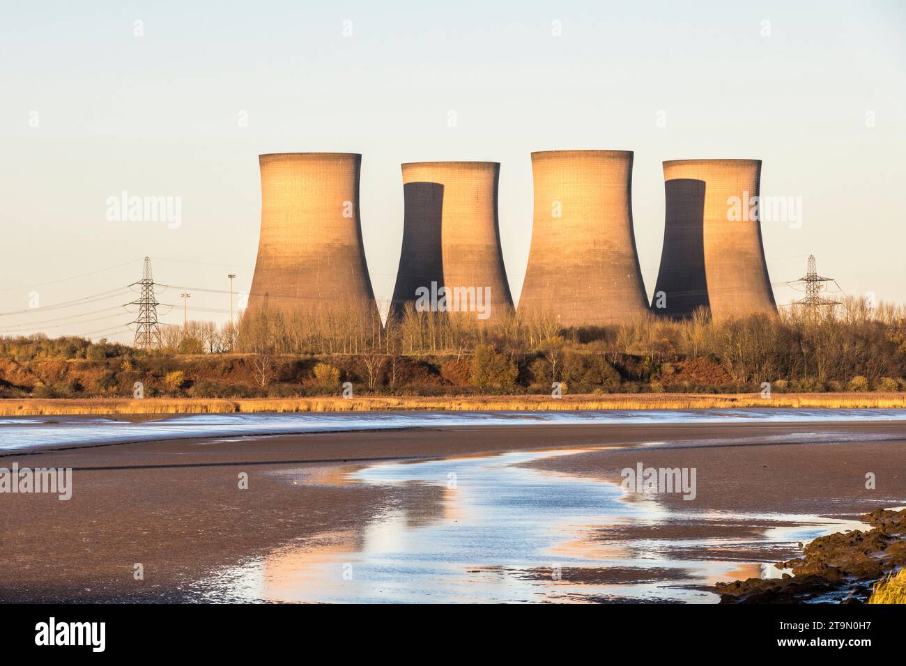 Torri di raffreddamento presso la centrale elettrica Fiddlers Ferry a Warrington, Cheshire, vista dall'altra parte del fiume Mersey. Furono demoliti il 3/12/2023 Foto Stock