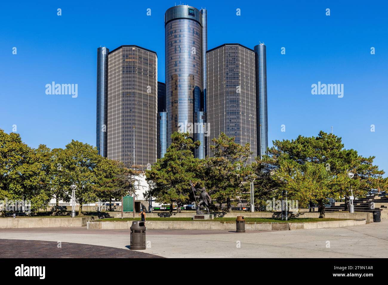 Renaissance Center sul fiume Detroit, vista da Hart Plaza. Costruito dalla Ford nel 1977, in seguito rilevato dalla General Motors. Posti di lavoro per 5.000 persone. L'accesso era possibile solo tramite garage sotterranei e quindi era completamente isolato dal centro città. Il progetto che avrebbe dovuto portare nuova vita e prosperità a Detroit ora sta avendo l'effetto opposto. La General Motors acquistò l'edificio nel 1996. Hart Plaza con la fontana Horace E. Dodge e il Renaissance Center di Detroit, Stati Uniti Foto Stock